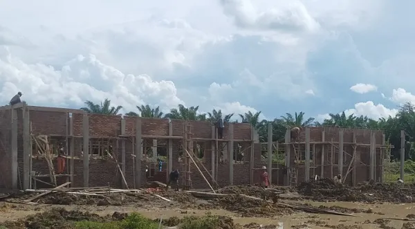 Proyek Pembangunan SMK Negeri 1 Kualuhhulu Abaikan Keselamatan Kerja