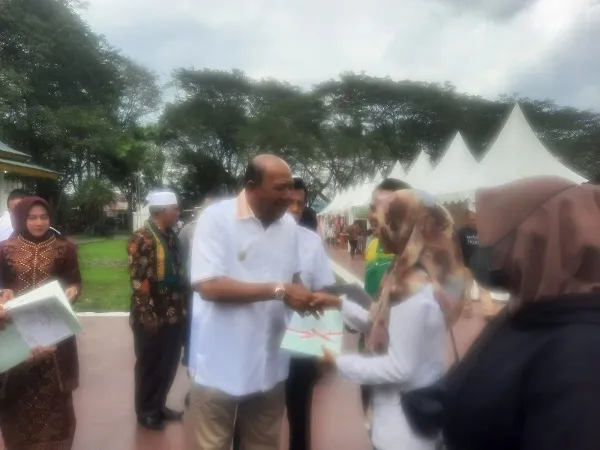 Revolusi Mental Di Langkat Diwarnai Penyerahan 10 Sertifikat