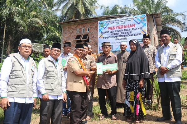 Baznas Bantu Bedah Rumah Keluarga Penerima Manfaat