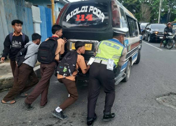 Angkot Mogok, Personel Satlantas Bantu Dorong 