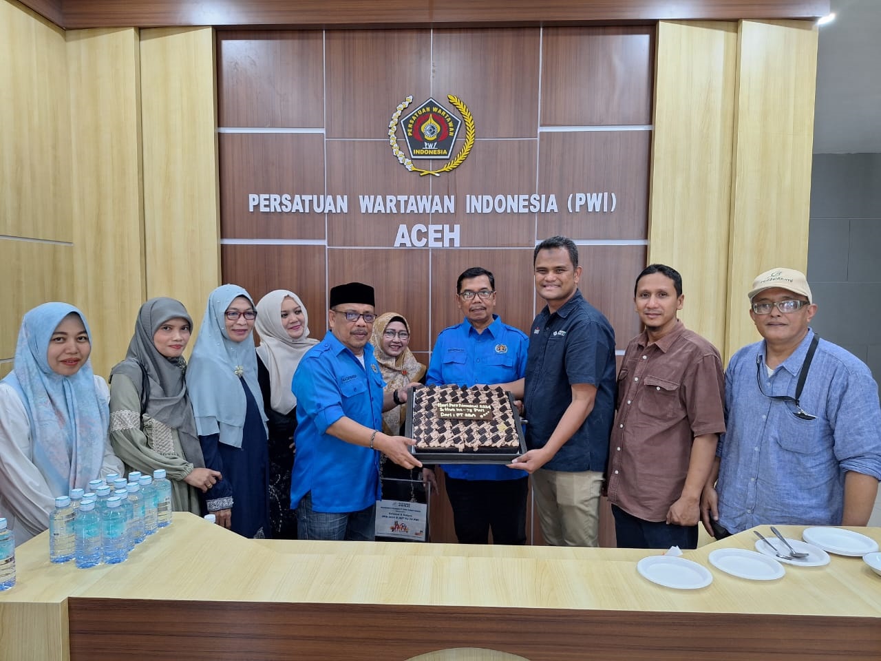 Pemotongan Kue Ultah Warnai Syukuran HPN 2024 Di PWI Aceh