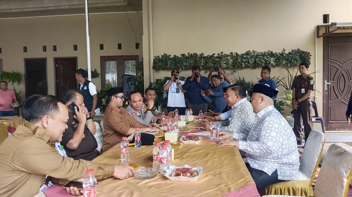 Kunjungi Posko Paslon Bupati, Pj Bupati Agara Silaturrahmi Ciptakan Pilkada Damai