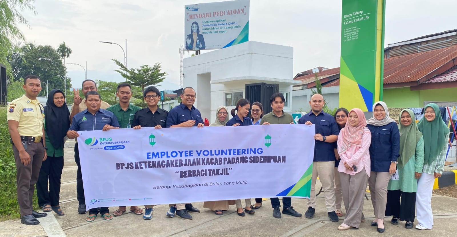 BPJamsostek Padangsidimpuan Bagikan Takjil Kepada Masyarakat