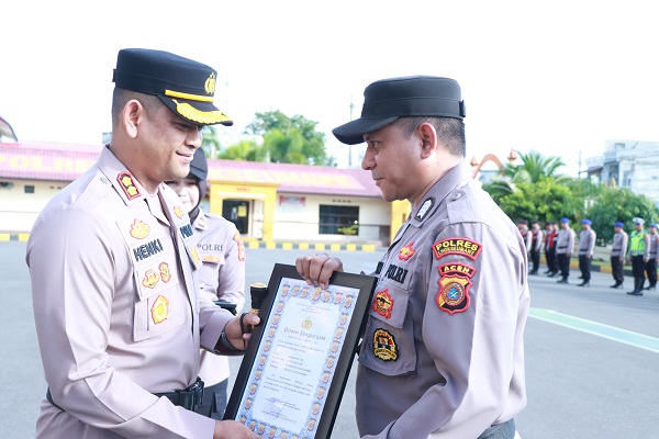 Humas Dan Satreskrim Berprestasi Terima Penghargaan Kapolres Lhokseumawe