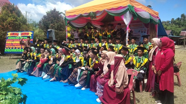 Perpisahan Siswa Kelas IX SMPN 4 Simtim Diwarnai Tangis Haru