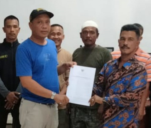 Bertekad Majukan Desa, Kades Suka Maju Salurkan Bantuan