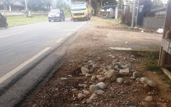 Rekanan Proyek Air Bersih Dituding Rusak Berem Jalan Nasional