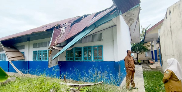 SDN Mesjid Lameu Ambruk Tertimpa Pohon Segera Direhab