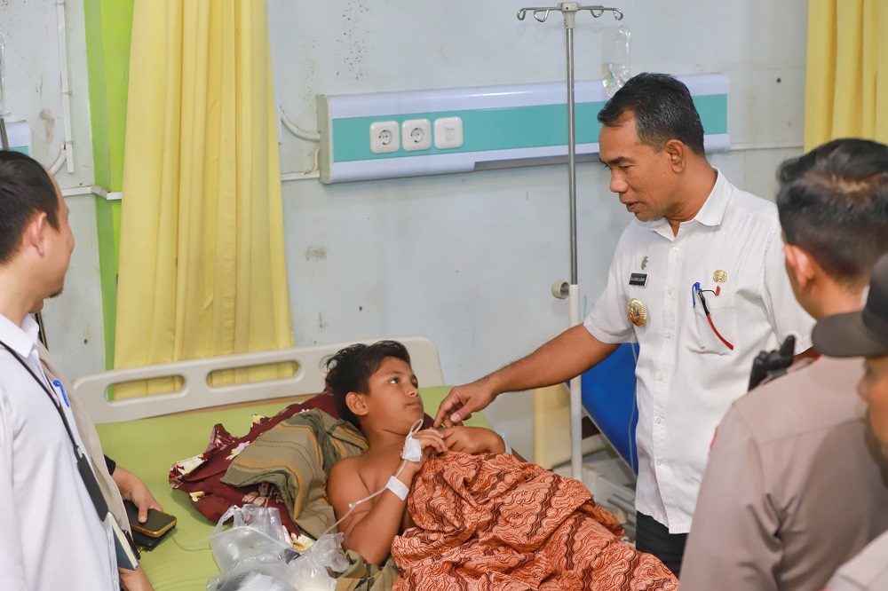 Pj Bupati Pidie Jenguk Siswa Korban Keracunan Makanan Kantin