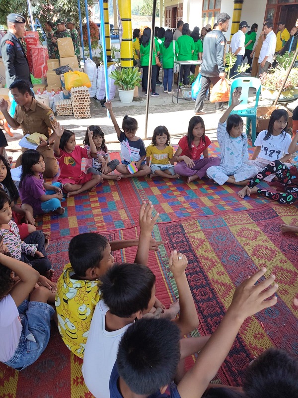 Siswa Korban Longsor Ujian Semester Di Posko Penampungan