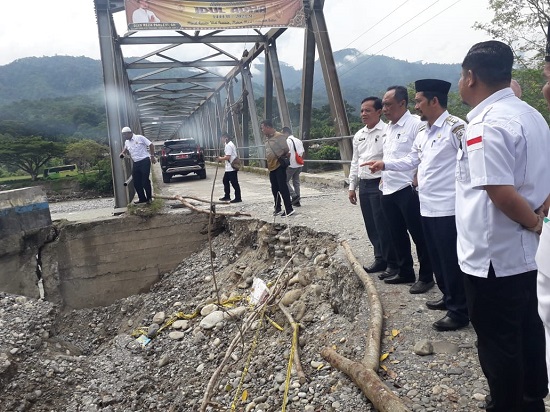 Respon Cepat Pj Bupati Perbaiki Oprit Jembatan Amblas
