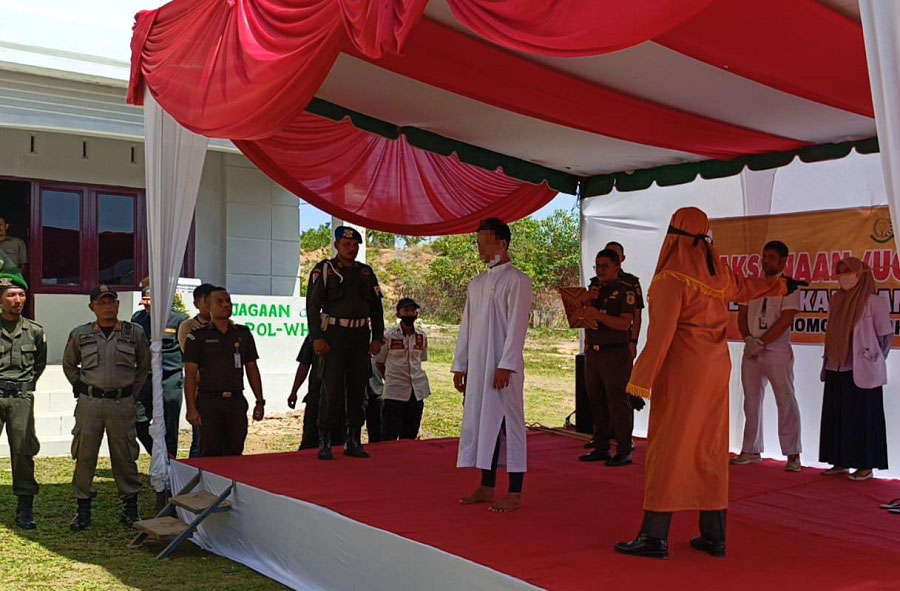 Sembilan Penjudi, Termasuk Penyedia Lapak Dicambuk