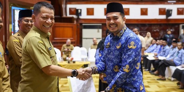 Pj Gubernur Serahkan 3.360 SK Pensiun Dan Naik Pangkat PNS