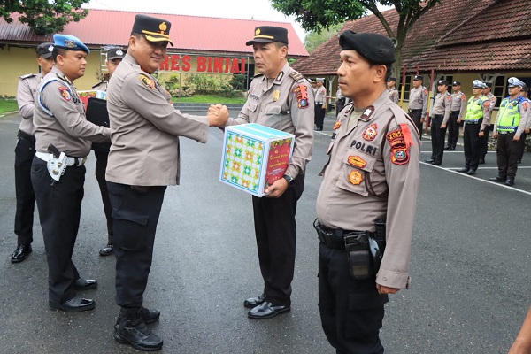 Polres Binjai Berikan Bingkisan Natal