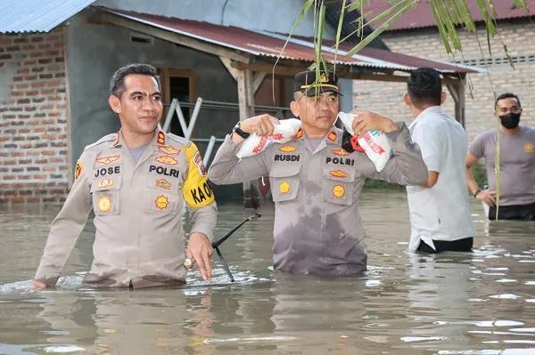 Banjir Batubara Meluas, Arungi Banjir Kapolres Batubara Antarkan Bantuan