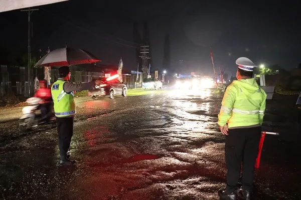Meski Hujan, Kapolres Simalungun Turun Langsung Atur Lalin Di Tol Sinaksak
