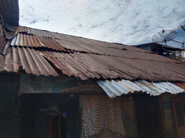 Atap Rumahnya Bertabur Bocor, Pasutri Lansia Butuh Uluran Tangan