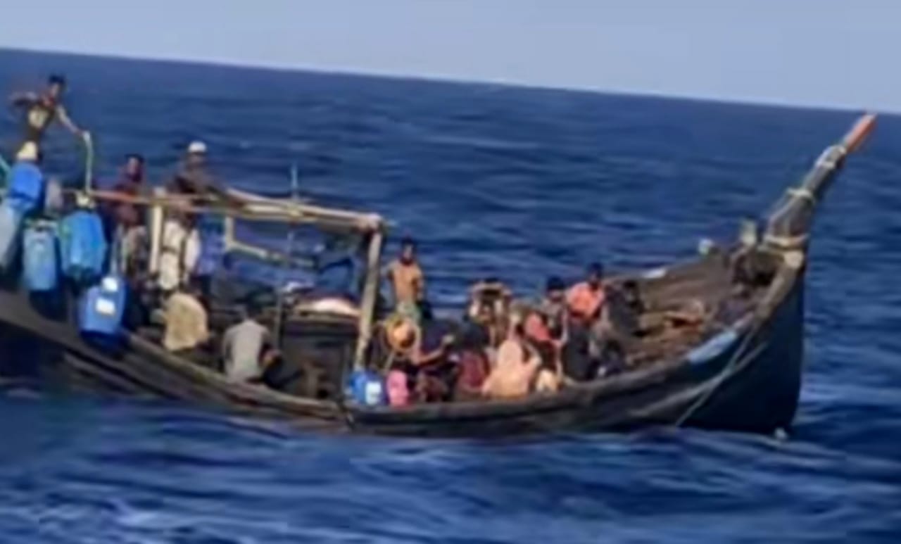 Lima Kapal Rohingya Terpantau Di Laut, Ratusan Warga Pidie Sisir Pantai