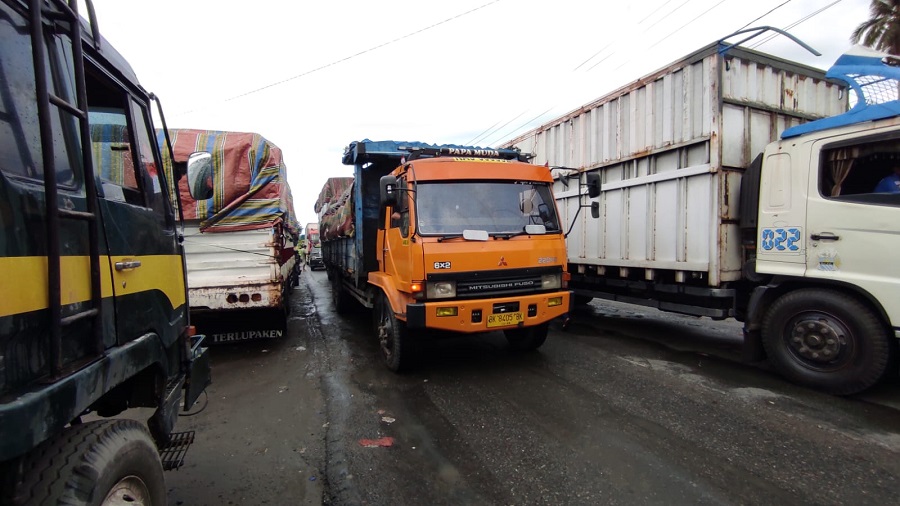 Macet Hingga 7 Km Akibat Pengecoran Jalinsum