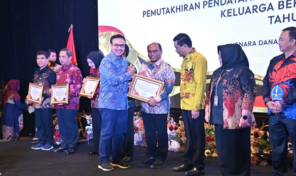 Pj Wali Kota Padangsidimpuan Terima Penghargaan Dari BKKBN