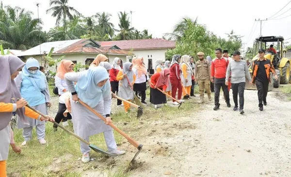 Bupati Zahir Turun Gotong Royong, Berikan Bantuan Warga