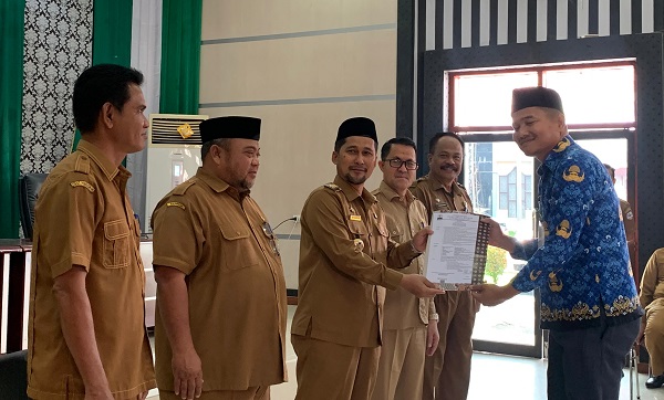 Pj Bupati Serahkan 1 SK Pensiun Dan 65 Kenaikan Pangkat