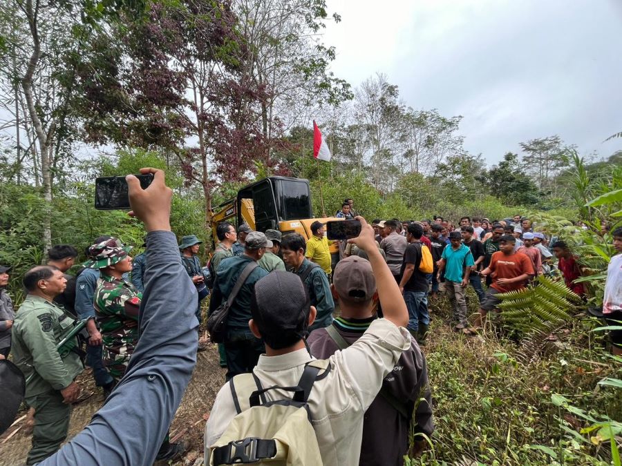 Sempat Diadang Warga, Tim Gakkum KLHK Berhasil Keluarkan Ekskavator Dari TNBG