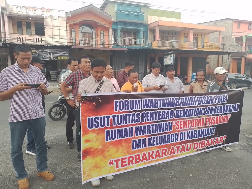 Sejumlah Wartawan Gelar Aksi Di Polres Dairi