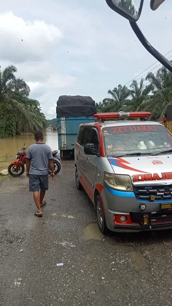 Miris, Mobil Bawa Jenazah Terjebak Banjir Di Jalinsum Medan-Banda Aceh