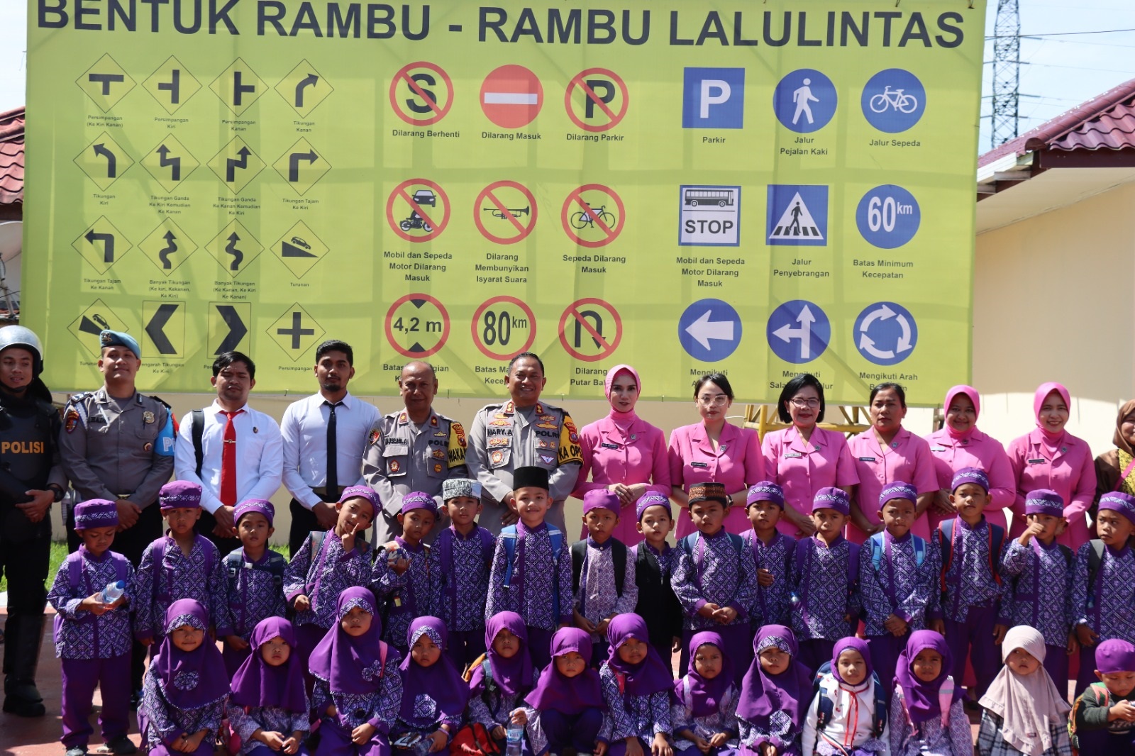 Polres Humbahas Perkenalkan Rambu Lalu Lintas Kepada Anak Usia Dini