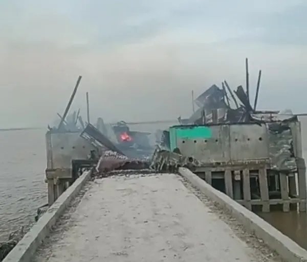 Marah Akses Jalan Diputus, Warga Bakar Gudang Dan Excavator Milik Akok