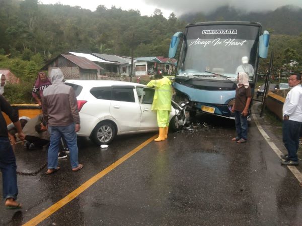 Mobil Datsun Kontra Bus Pariwisata, Satu Tewas