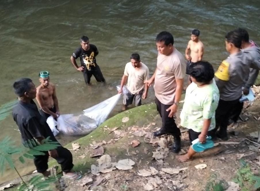 Polisi Evakuasi Mayat Nyangkut Di Aliran Sungai Jandi