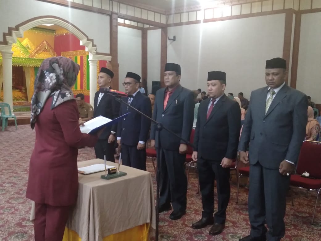Usai Magrib Pj Bupati Lantik Lima Anggota KIP Nagan Raya