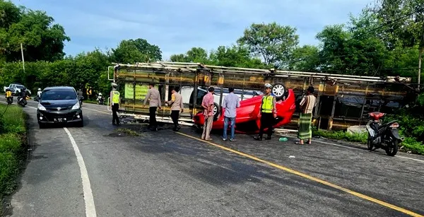 Truk Gendong Empat Unit SUV Terbalik Di Kaki Gunug Seulawah
