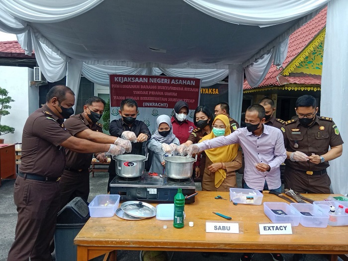Kejari Asahan Musnahkan BB 25 Perkara