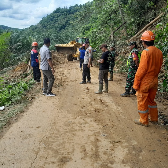 Jalan Lubuk Sidup Tertimbun Longsor Sudah Bisa Dilalui Kendaraan