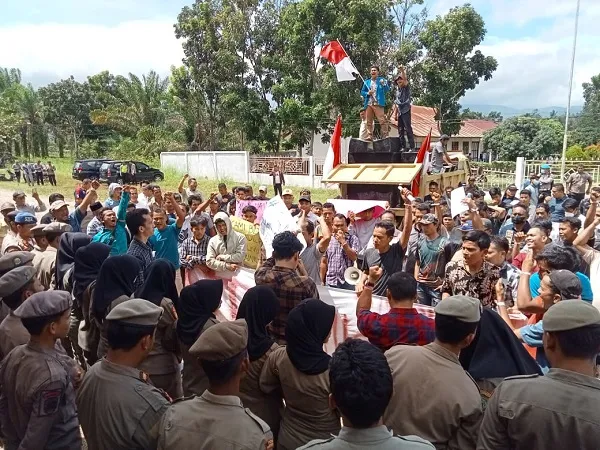 Masyarakat Minta DPRD Pertegas Siapa Bupati Palas