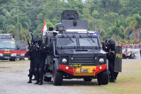 Brimob Dan Polres Simulasi Unjuk Rasa Dan Penanggulangan Teror Pemilu