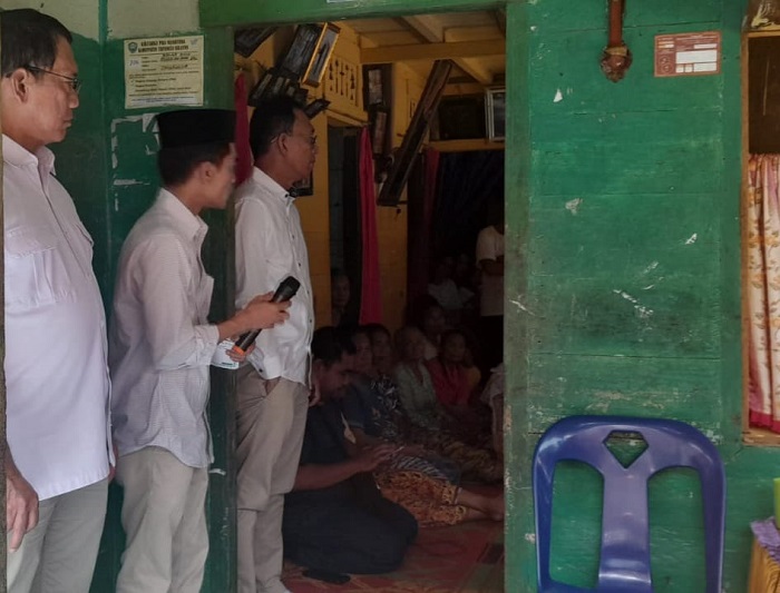 Lintasi Sungai Dan Jalan Hancur, Gus Irawan Layat Warga Tapsel