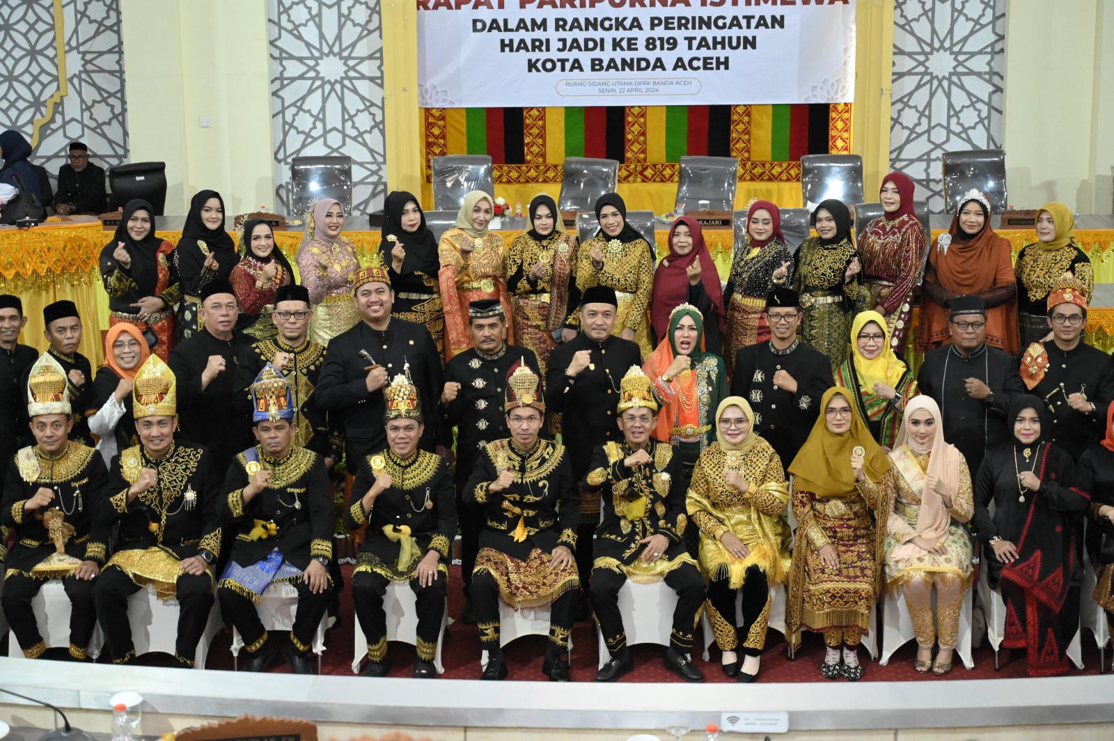 Busana Adat Aceh Semarakkan Rapat Paripurna HUT Ke-819 Kota Banda Aceh
