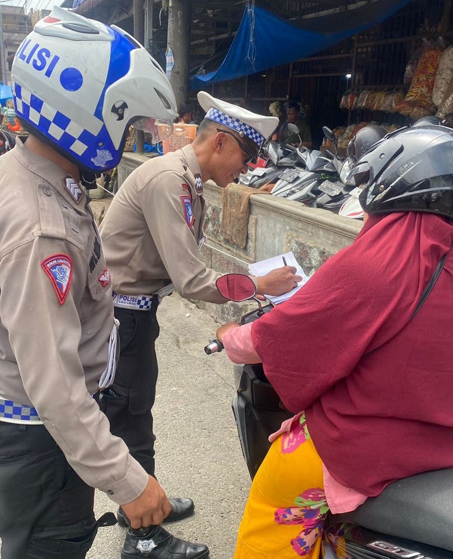 Polantas Tindak Parkir Sembarangan Di Depan Pasar Horas