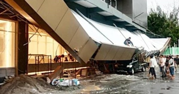 Kanopi Suzuya Merdeka Mall P.Siantar Rubuh, Timpa 2 Mobil