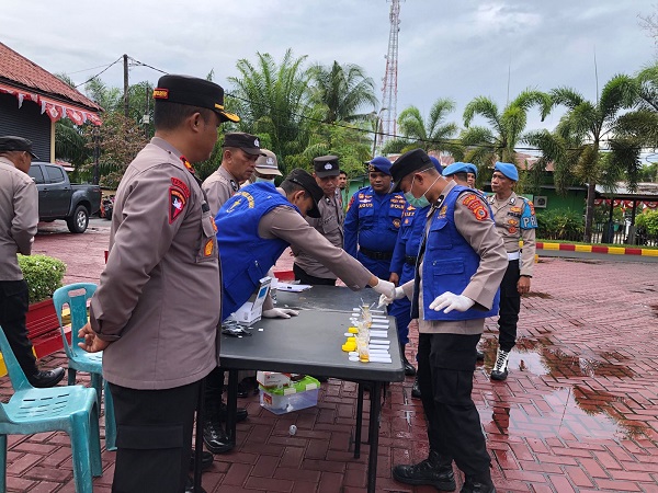 Personel Polres Aceh Barat Jalani Tes Urine Secara Acak
