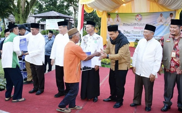 Ashari Tambunan Berikan Tali Asih Ke Penggali Kubur, Bilal Mayit Dan Kaum Duafa