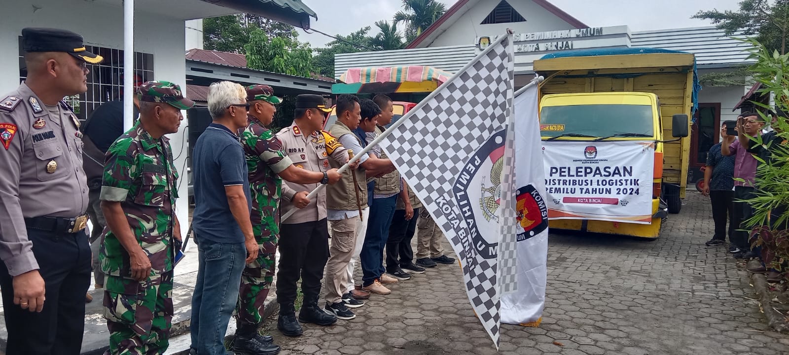 Kapolres Binjai Bersama Forkopimda Berangkatkan Logistik Pemilu