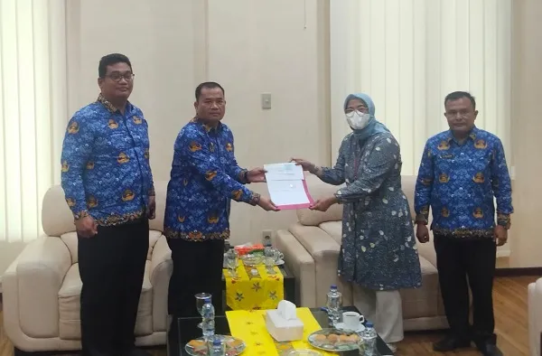 Mensos Serahkan Bantuan Rp2,2 Miliar Untuk Warga Terdampak Longsor