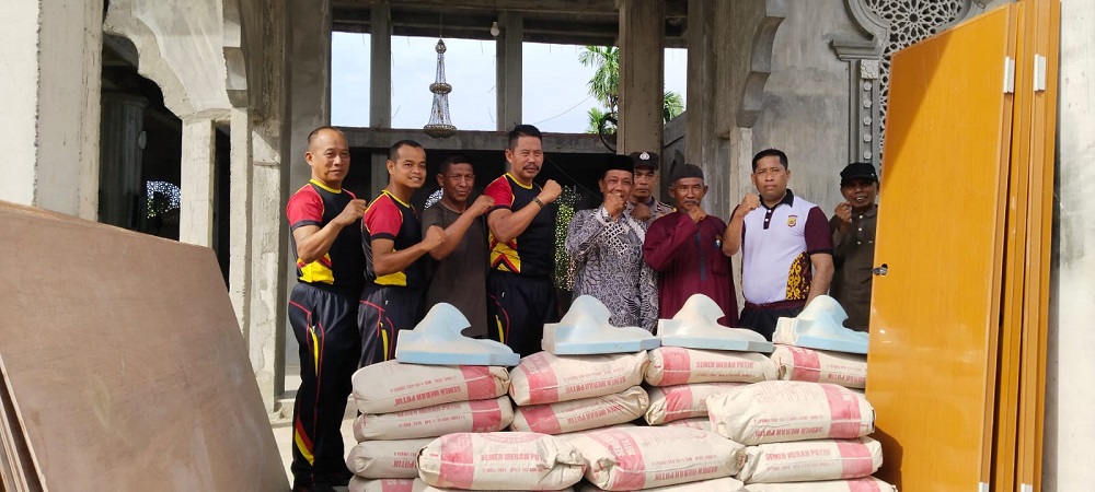 Brimob Salurkan Bantuan Material Pembangunan MCK Masjid