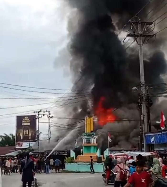 Empat Rumah Gandeng Di Simpang Kanan Ludes Terbakar
