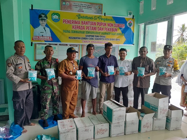 Warga Suka Damai Abdya Terima Bantuan Pupuk